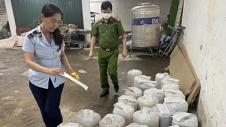 Quản lý thị trường Hà Nội: Tạm giữ 480 lít rượu không rõ nguồn gốc xuất xứ