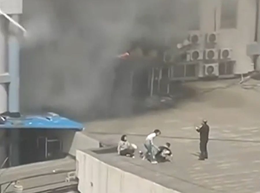 Bệnh viện bùng cháy, bệnh nhân tranh nhau đu cửa sổ thoát thân