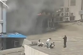 Bệnh viện bùng cháy, bệnh nhân tranh nhau đu cửa sổ thoát thân