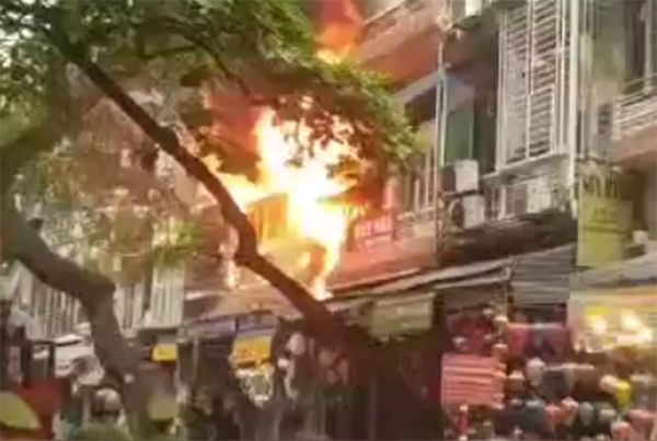 Ngăn chặn kịp thời hỏa hoạn bùng phát trên phố Hàng Mã (Hà Nội)