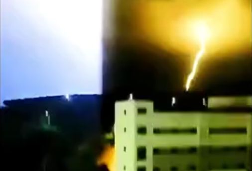 Khoảnh khắc sét đánh trúng một trạm biến áp