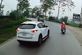 Vượt ẩu, CX5 làm người đi xe máy ngã