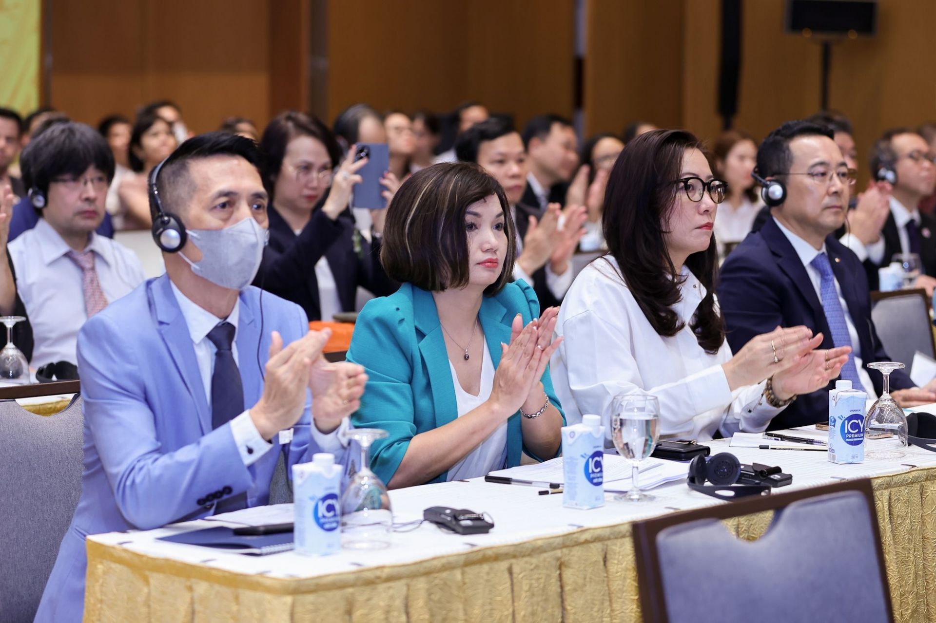 Thủ tướng đề nghị các doanh nghiệp phát biểu trên nguyên tắc "khó khăn đến đâu thì tháo gỡ đến đó, khó khăn ở đâu thì tháo gỡ ở đó; vướng mắc ở cấp nào thì cấp đó giải quyết"