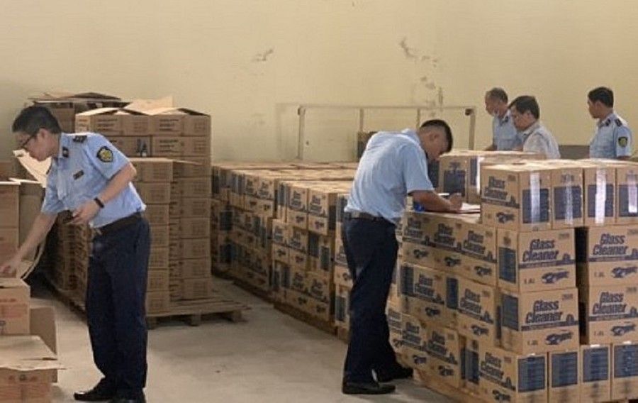 Thu giữ nhiều sản phẩm hàng hiệu giả từ các "cửa hàng" trên Facebook