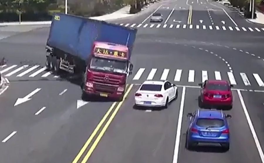 Cảnh container lật nghiêng giữa giao lộ