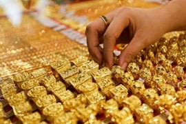 Vàng giao dịch với phạm vi hẹp trong lúc thị trường chuẩn bị cho các tín hiệu kinh tế mới
