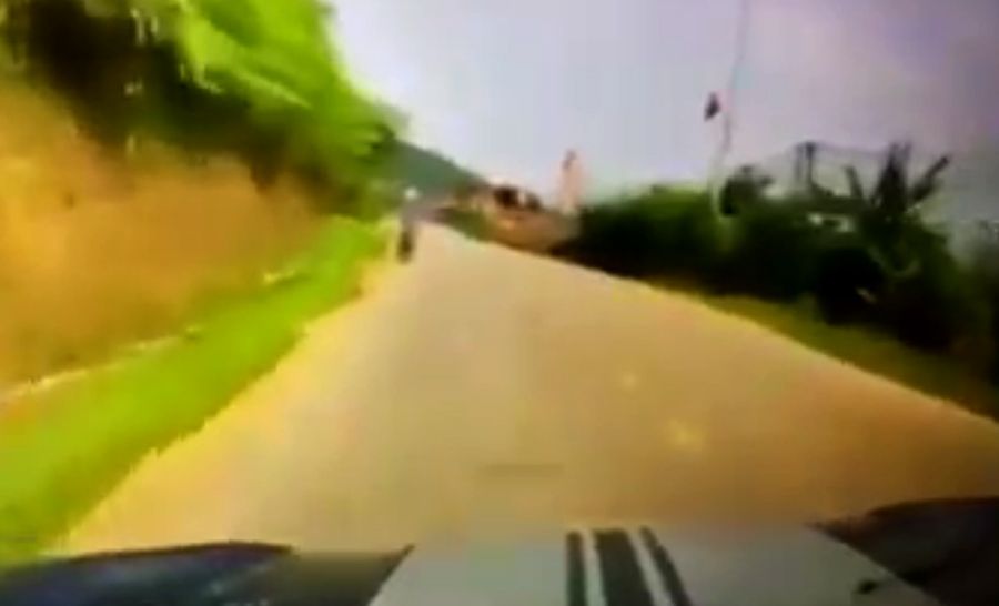 Lấn làn, bán tải đâm trực diện xe gắn máy