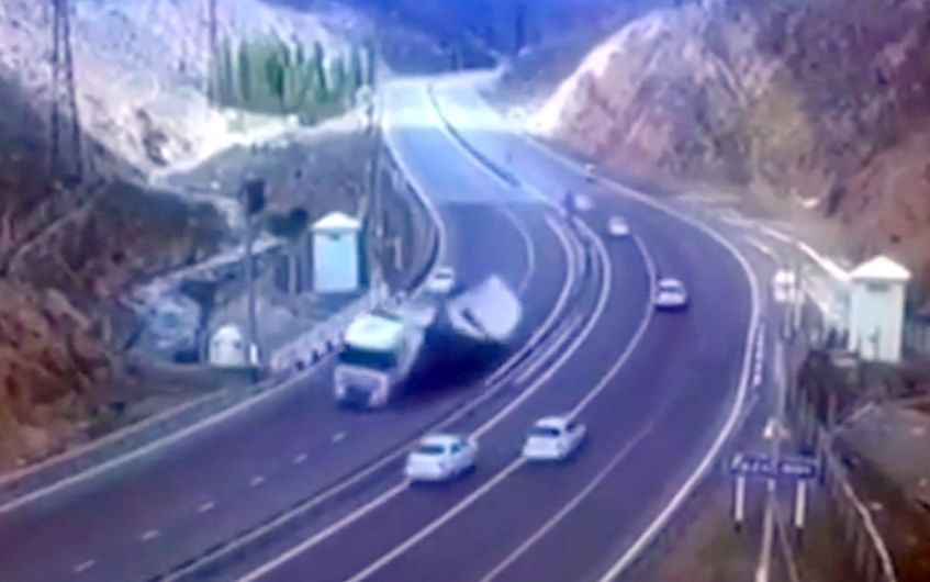 Kinh hoàng cảnh xe tải lật nghiêng, phát nổ trên cao tốc