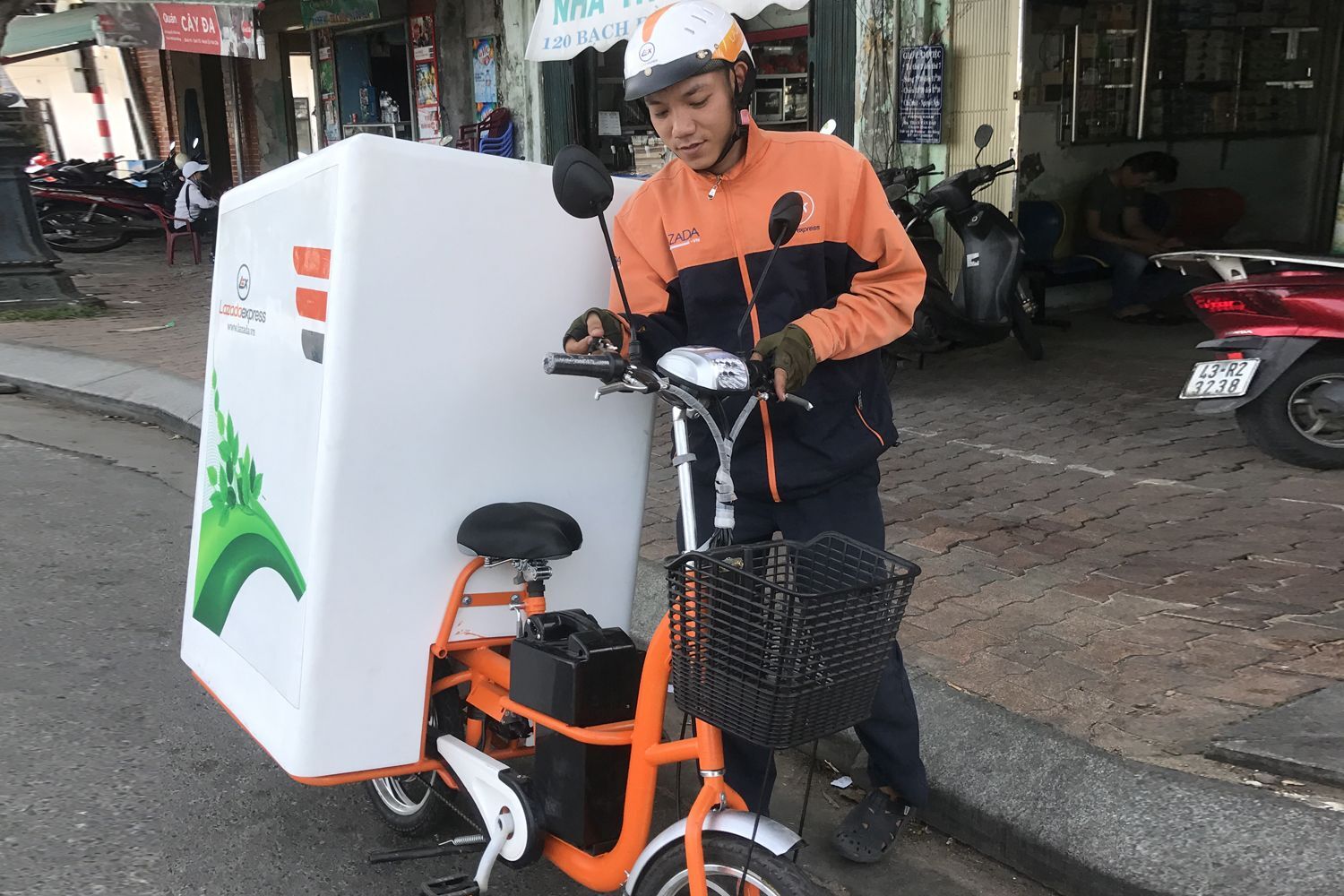 Thêm hãng giao hàng dùng xe máy điện, thị trường xe điện lên ngôi?