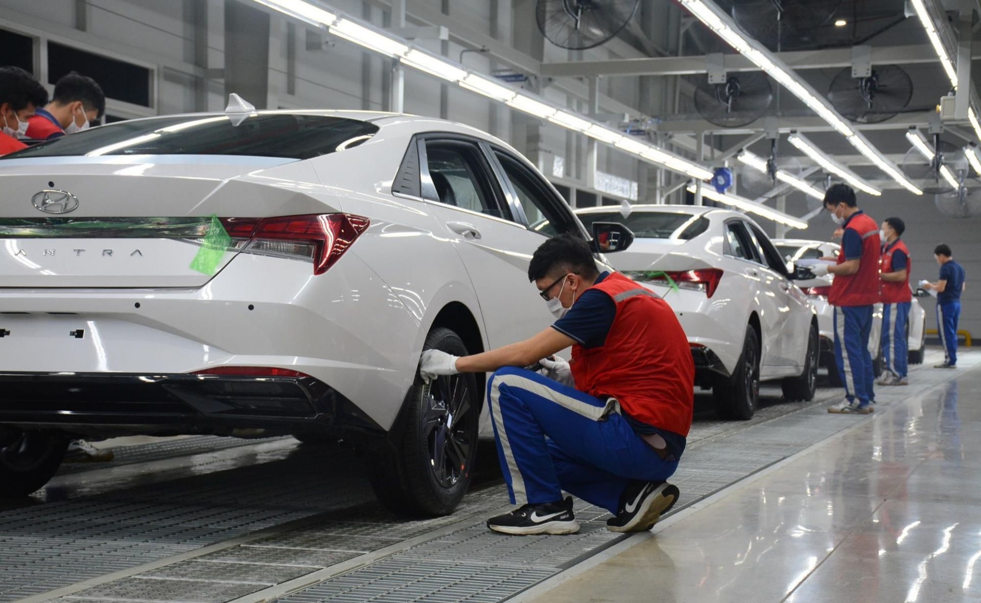 Bộ Công thương đề nghị tiếp tục duy trì giảm lệ phí trước bạ ô tô