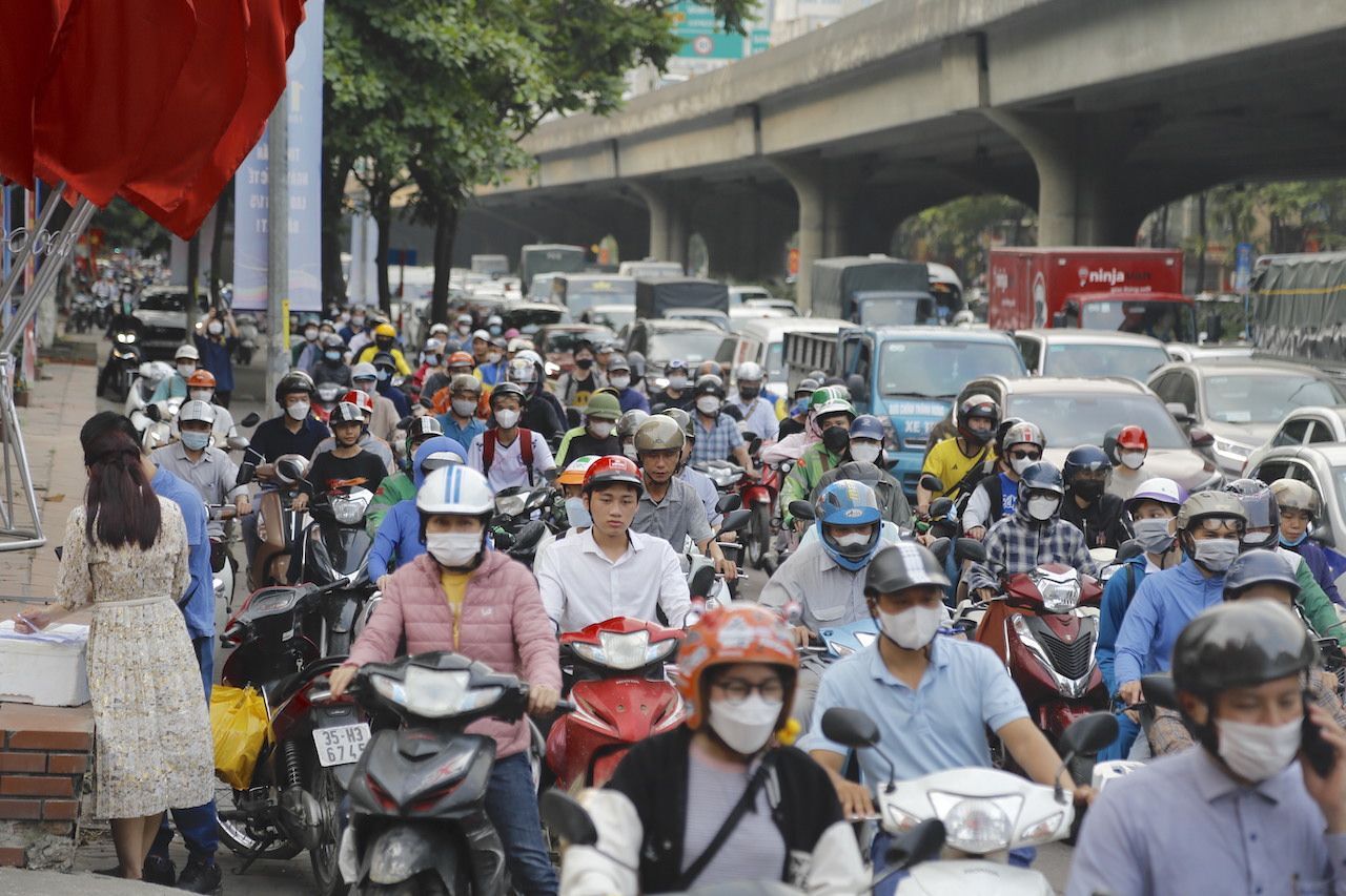 Nghỉ lễ dịp 30/4 và 1/5, biển người chịu cảnh tắc đường khi ra khỏi Hà Nội về quê