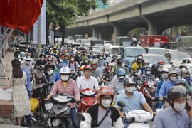 Nghỉ lễ dịp 30/4 và 1/5, biển người chịu cảnh tắc đường khi ra khỏi Hà Nội về quê