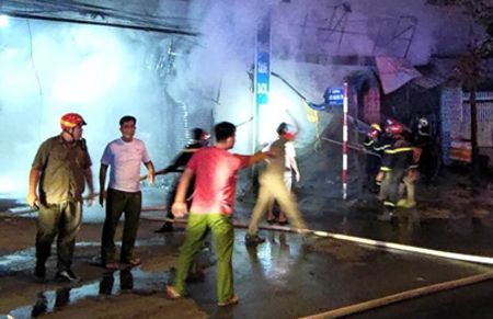 Cửa hàng sửa xe máy bốc cháy dữ dội trong đêm, thiêu rụi nhiều tài sản