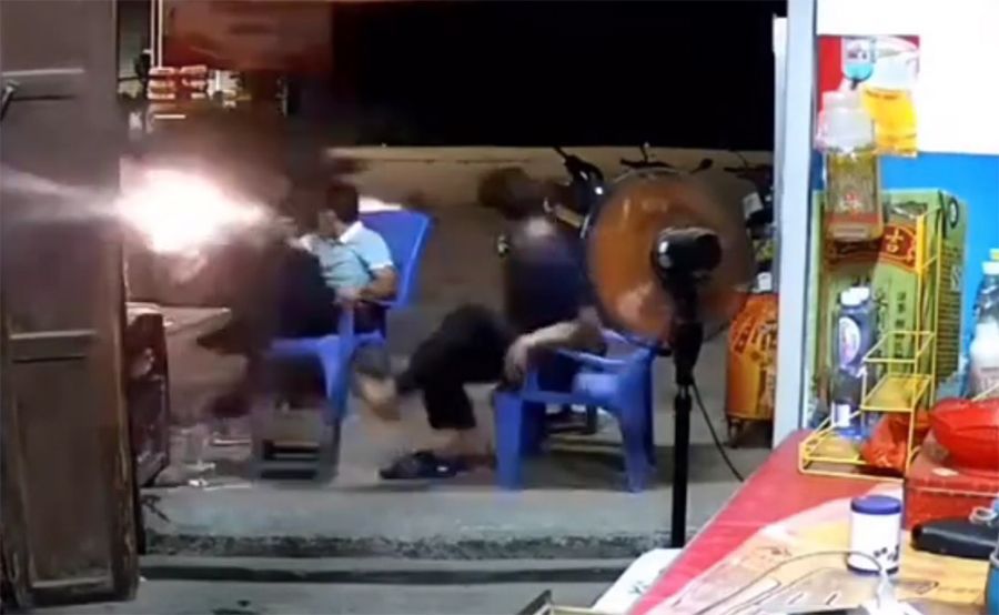 Suýt bị ô tô đâm trúng khi ngồi "hóng" trước cửa nhà