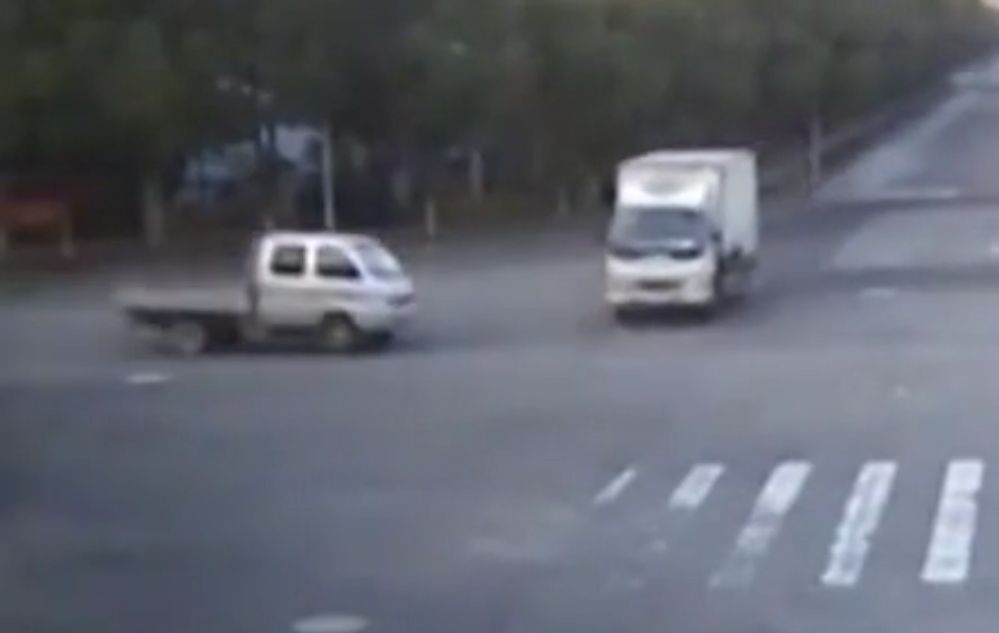 Xe tải va chạm, nữ tài xế văng xuống đường