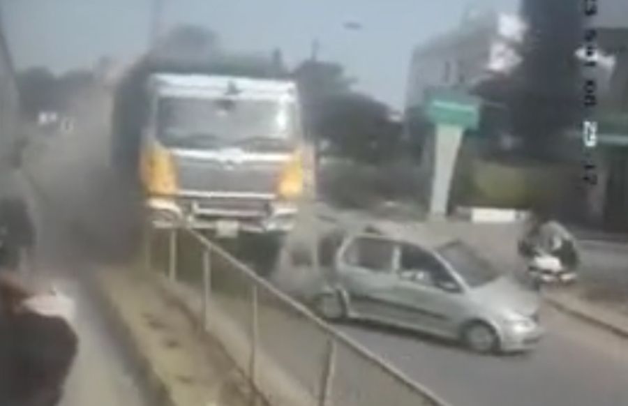 Mất lái, xe tải cày nát dải phân cách