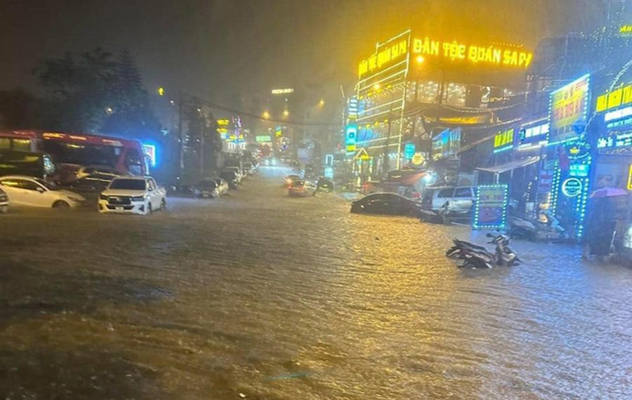 Ô tô “lội” bì bõm trong biển nước ở Sapa