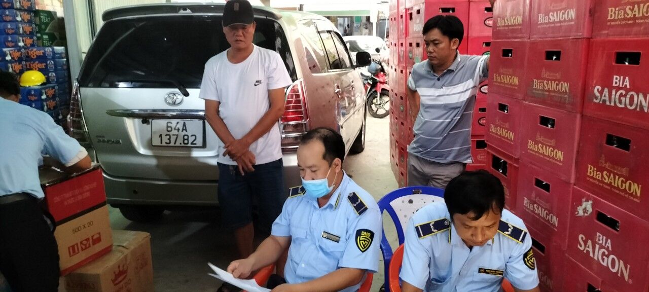 Dùng xe dịch vụ để vận chuyển 1.400 bao thuốc lá nhập lậu