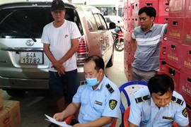 Dùng xe dịch vụ để vận chuyển 1.400 bao thuốc lá nhập lậu