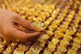 Vàng vượt mốc 2.000 USD sau dữ liệu xấu của Mỹ, giá dầu ổn định