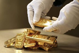 Vàng vượt mốc đỉnh 1 năm, giá dầu không có nhiều thay đổi