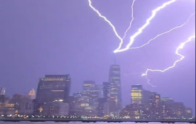 Cận cảnh sét đánh trúng một Trung tâm thương mại ở Mỹ