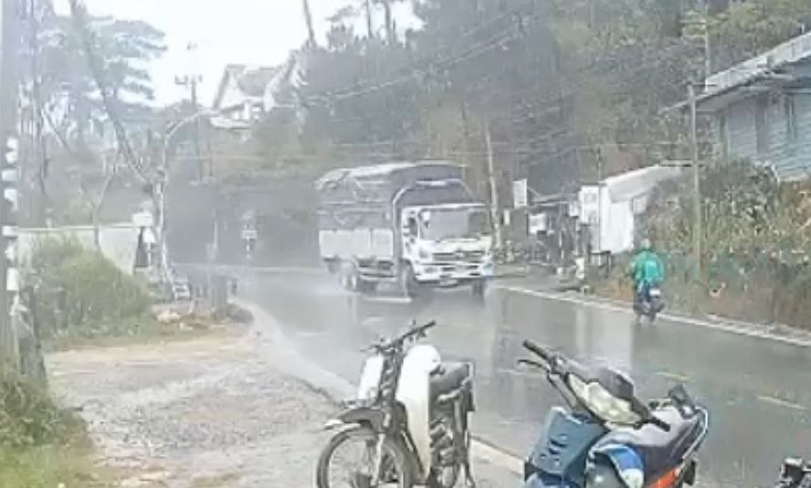 Trời mưa xe tải mất lái, đâm văng xe máy trên đèo Mimosa (Đà Lạt)