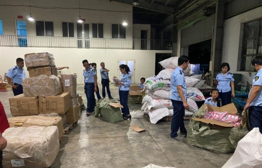 Thu giữ lượng lớn hàng ngoại nhập bất hợp pháp tại Công ty TNHH Một thành viên Logistics Viettel