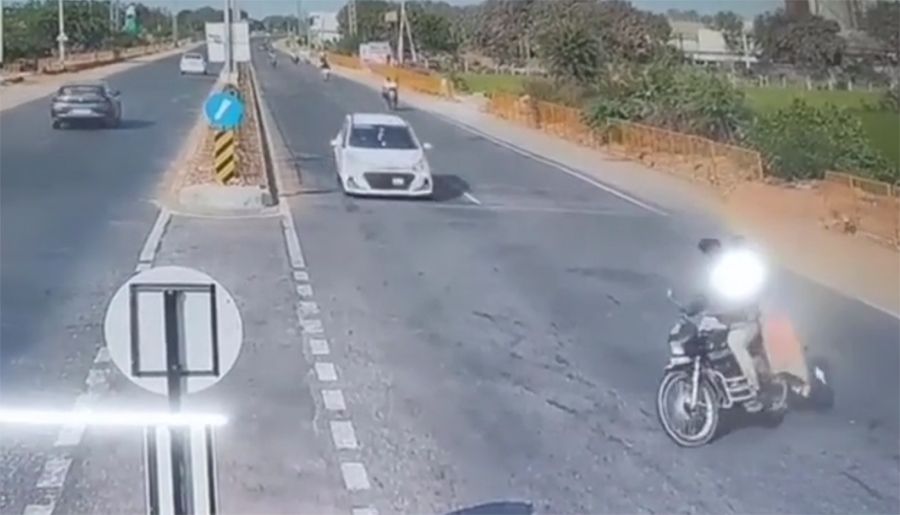 Xe gắn máy rẽ đột ngột bị sedan đâm văng xuống đường