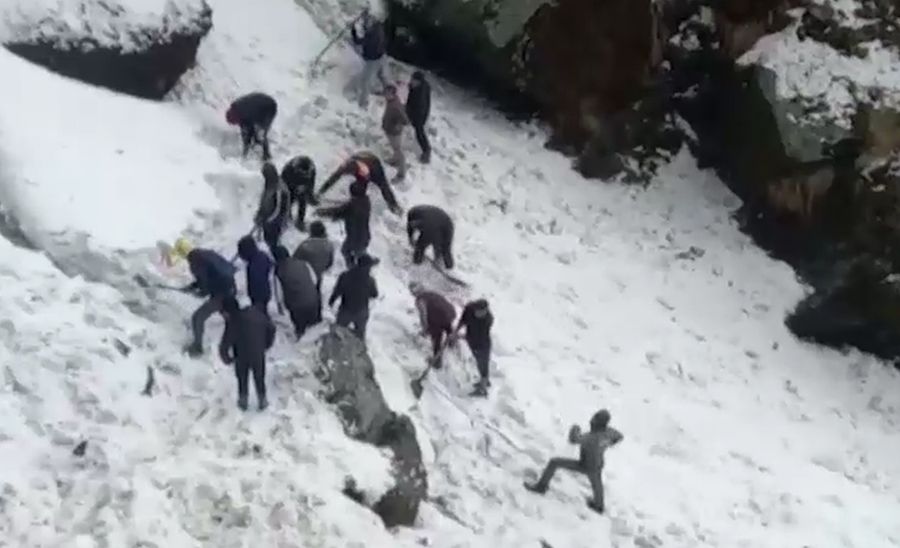 Lở tuyết kinh hoàng trên dãy Himalaya (Ấn Độ)