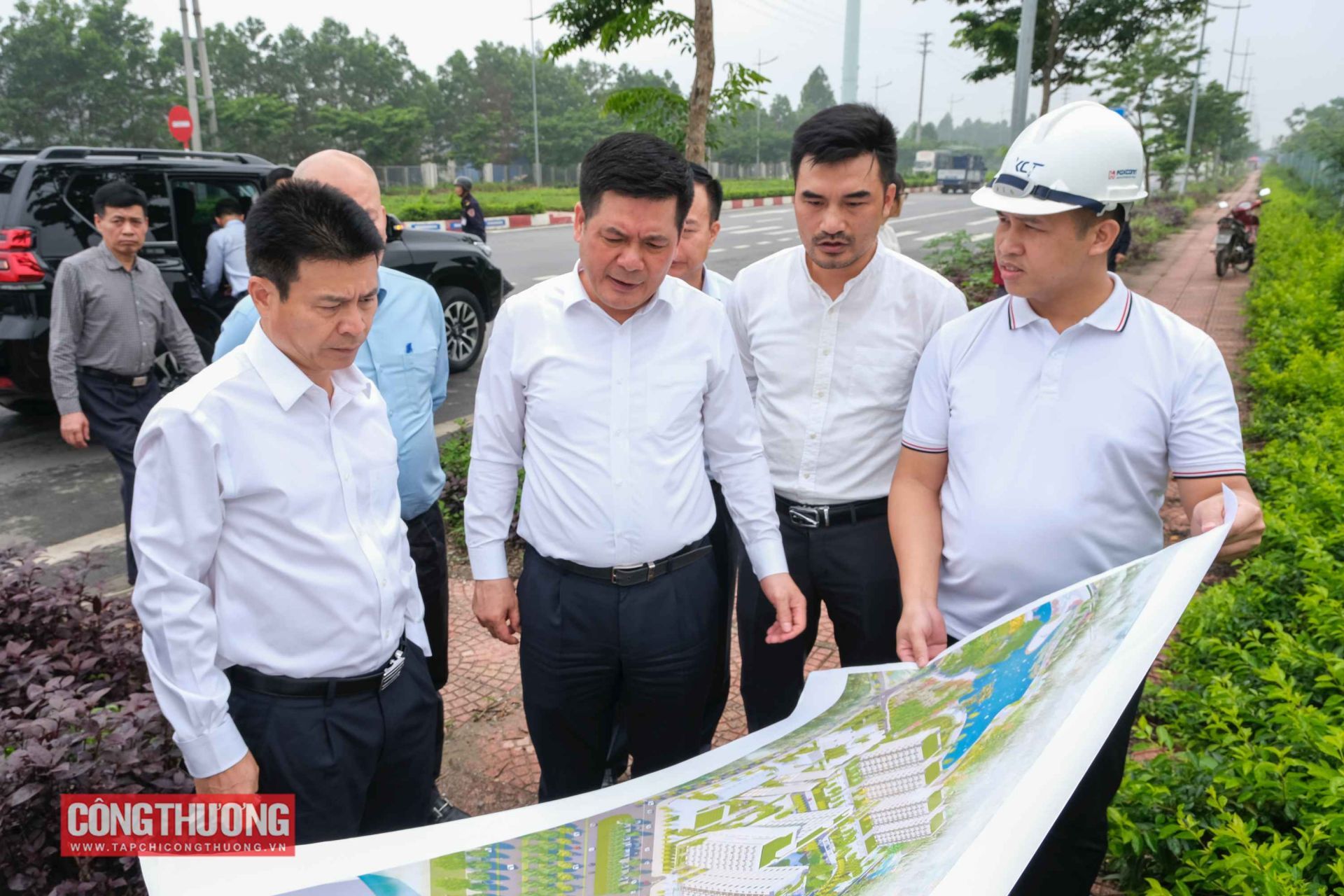 Cùng ngày, Bộ trưởng Nguyễn Hồng Diên và đoàn công tác của Chính phủ đã khảo sát thực tế 2 dự án công nghiệp và nhà ở xã hội tại tỉnh Vĩnh Phúc