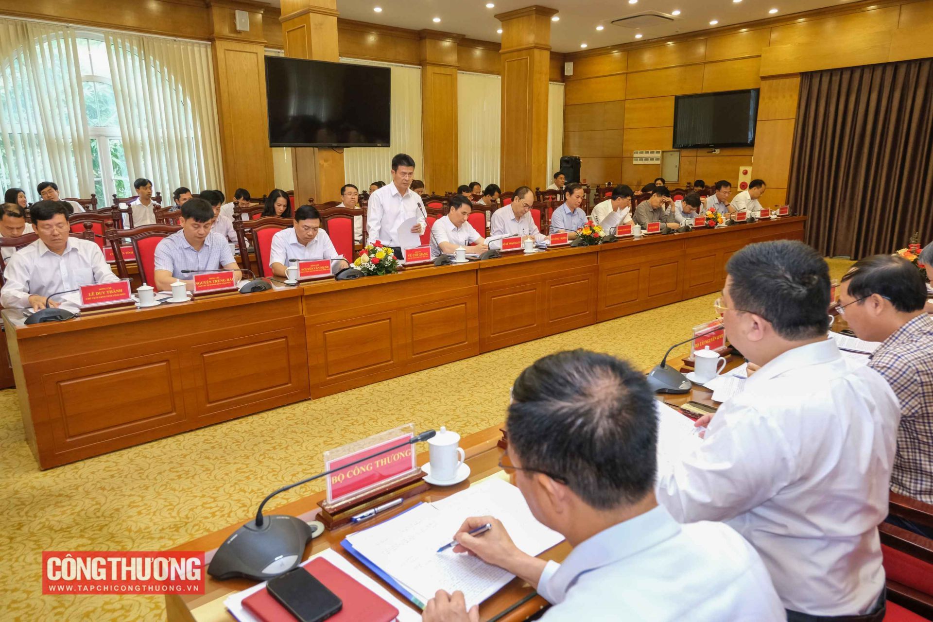 Cũng tại buổi làm việc, lãnh đạo tỉnh Vĩnh Phúc đã trao đổi nhiều đề xuất, kiến nghị đối với Chính phủ và các Bộ, ngành để hoàn thiện cơ chế, chính sách, tạo điều kiện cho địa phương lấy lại đà tăng trưởng