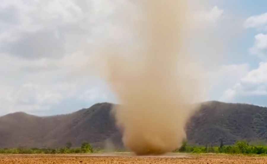 Cận cảnh lốc xoáy trên cánh đồng