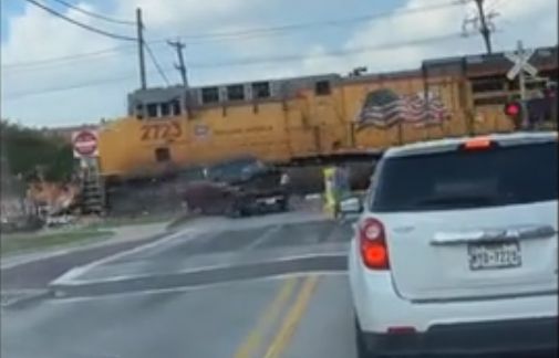 Cả nhà thoát nạn khó tin khi ô tô bị tàu hỏa đâm trực diện