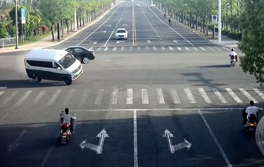 Phản ứng nhanh, người phụ nữ thoát chết trong gang tấc