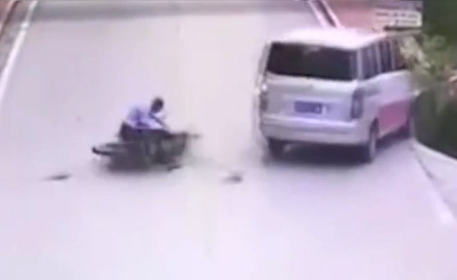 Hài hước trước cảnh "giả vờ"... bị thương khi xe tải đâm trúng