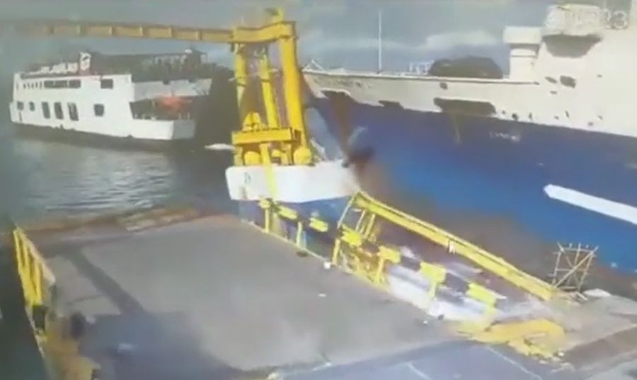Công nhân hoảng sợ tháo chạy khi tàu cỡ lớn đâm vào bến phà và tàu chở khách