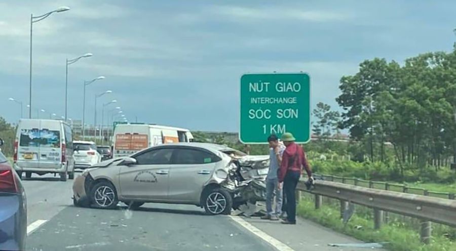 Buồn ngủ, mất lái... một ô tô đâm thẳng vào đuôi xe tập lái