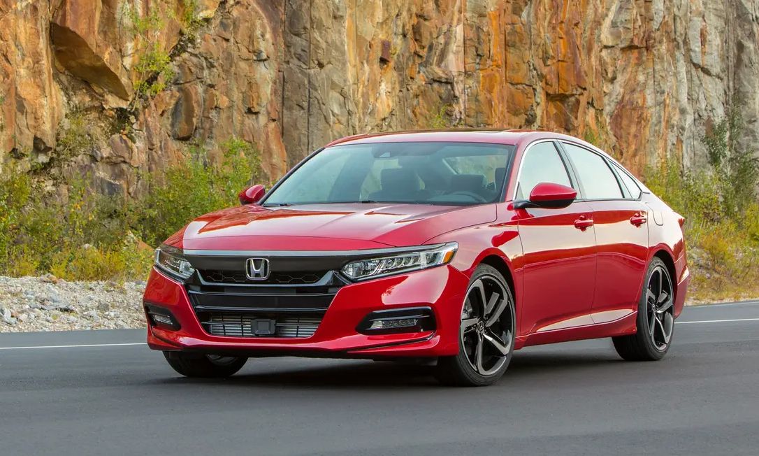 doanh-so-sedan-hang-d-thang-4-mazda-6-on-dinh-toyota-camry-va-kia-k5-tut-doc--n1.jpg