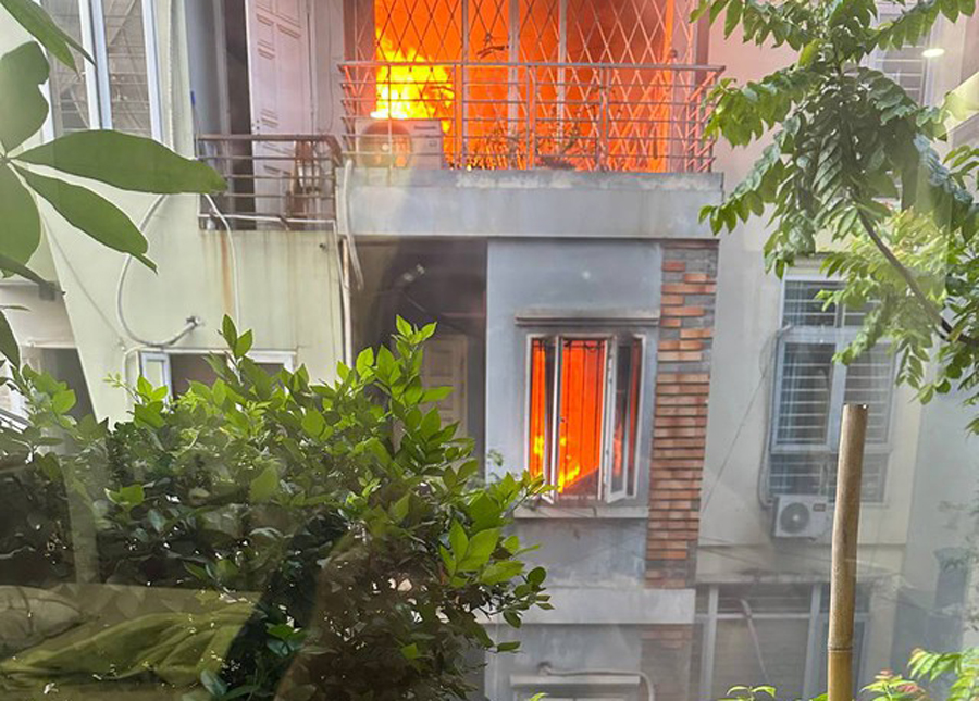 Cả gia đình leo ban công thoát thân khi căn nhà bùng cháy