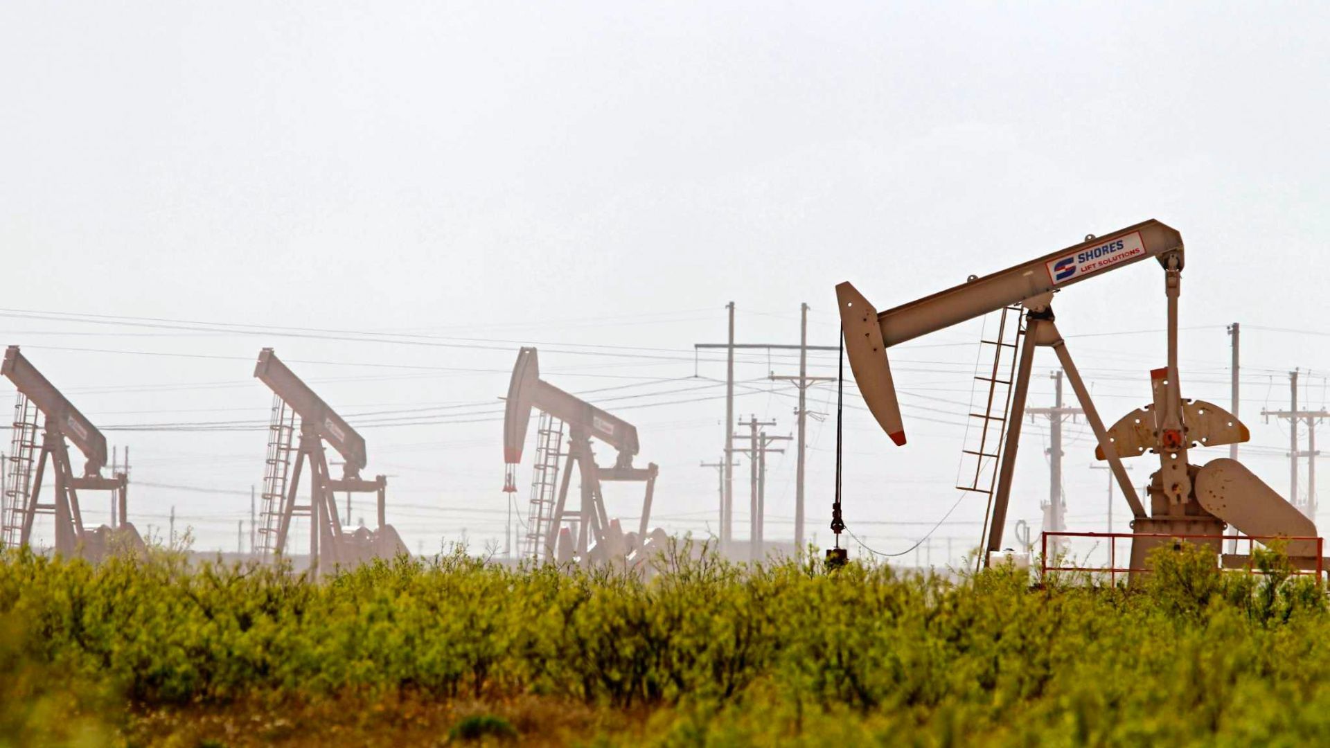 Giá dầu thô 19/5: Giảm trở lại, lo ngại các ngân hàng trung ương lớn tiếp tục tăng lãi suất và đồng USD lên giá