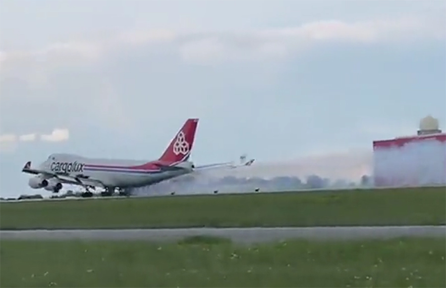 Lốp máy bay văng ra khi máy bay hạ cánh khẩn cấp