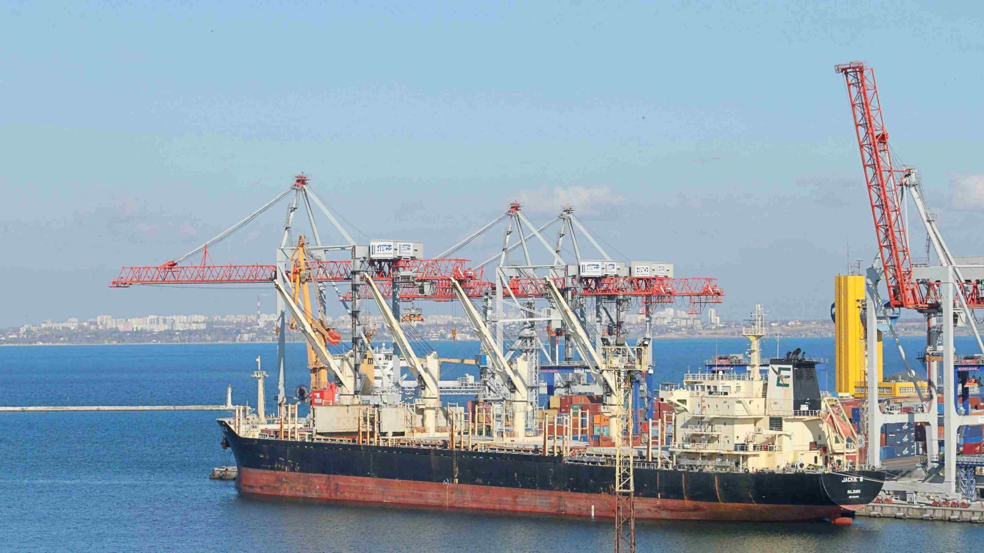 Bất chấp Sáng kiến Biển Đen tiếp tục được gia hạn, hàng chục tàu chở ngũ cốc của Ukraine vẫn bị mắc kẹt