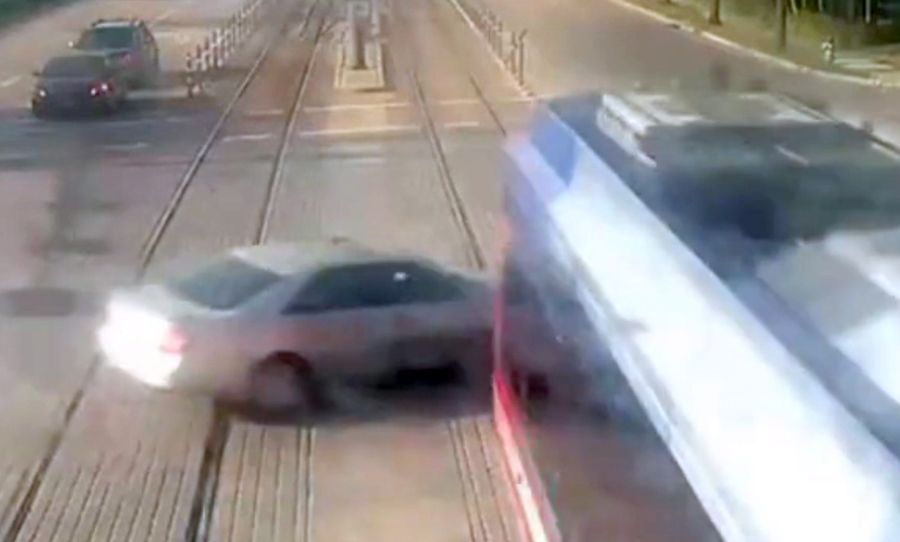 Vượt đèn đỏ và bị tàu hỏa kéo lê hơn 10m, nữ tài xế vẫn may mắn thoát nạn