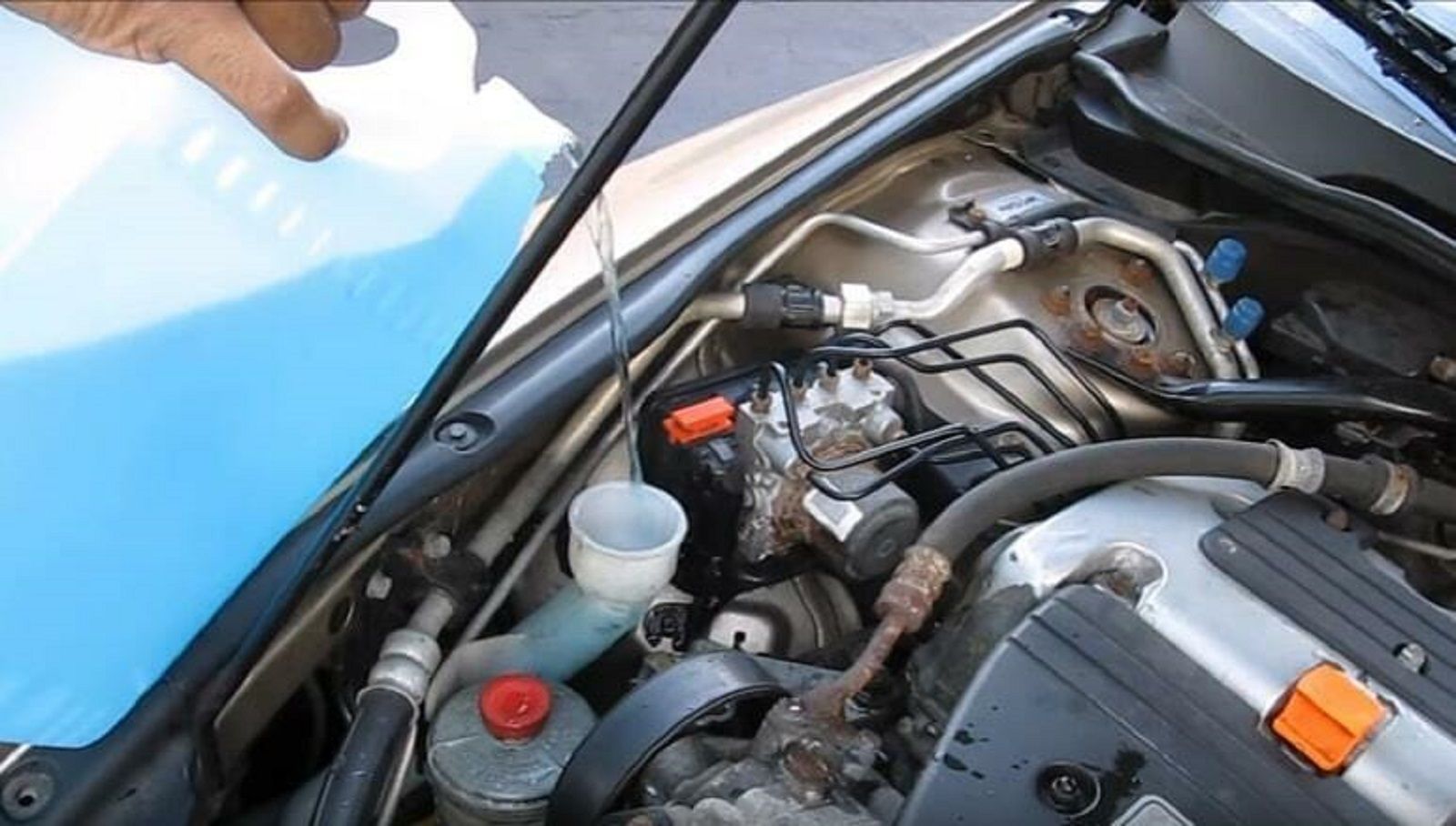 Dấu hiệu cảm biến báo mức nước kính ôtô có vấn đề và cách khắc phục