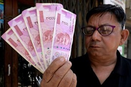 Người dân Ấn Độ vội vã tìm cách sử dụng hết những tờ tiền 2.000 rupee trước 30/9