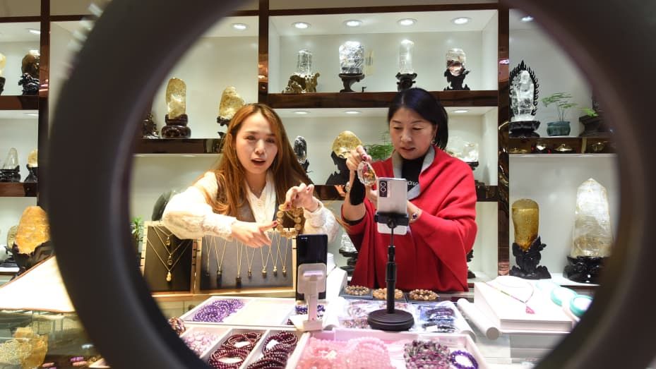 tiktok-shop-moi-de-doa-ngay-cang-lon-doi-voi-shopee-va-lazada-o-thi-truong-dong-nam-a--n2.jpg