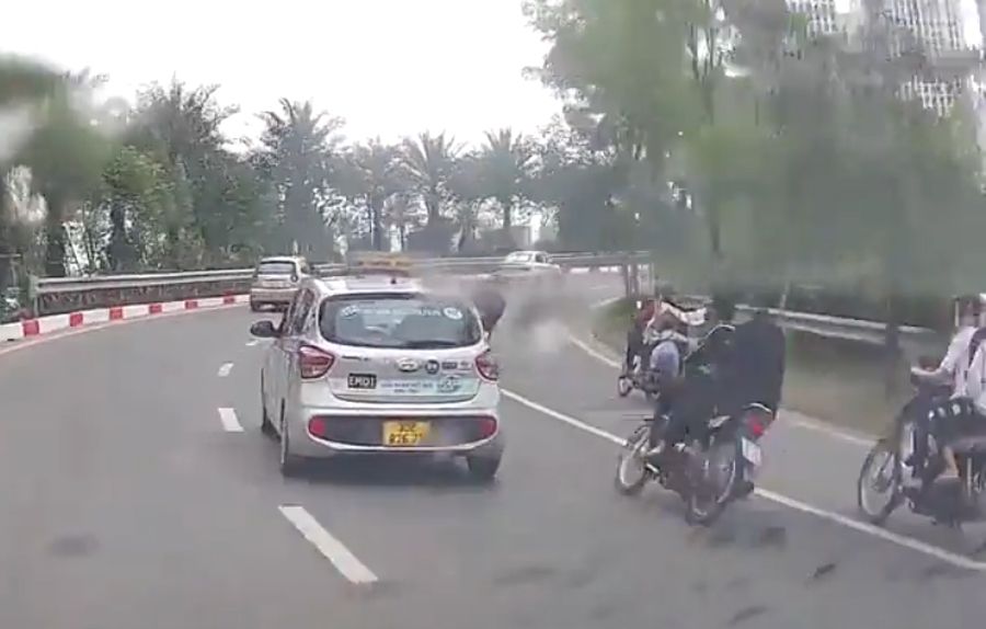 Xe gắn máy ôm cua “khét lẹt” hất tung cản trước xe taxi trên cầu Nhật Tân (Hà Nội)