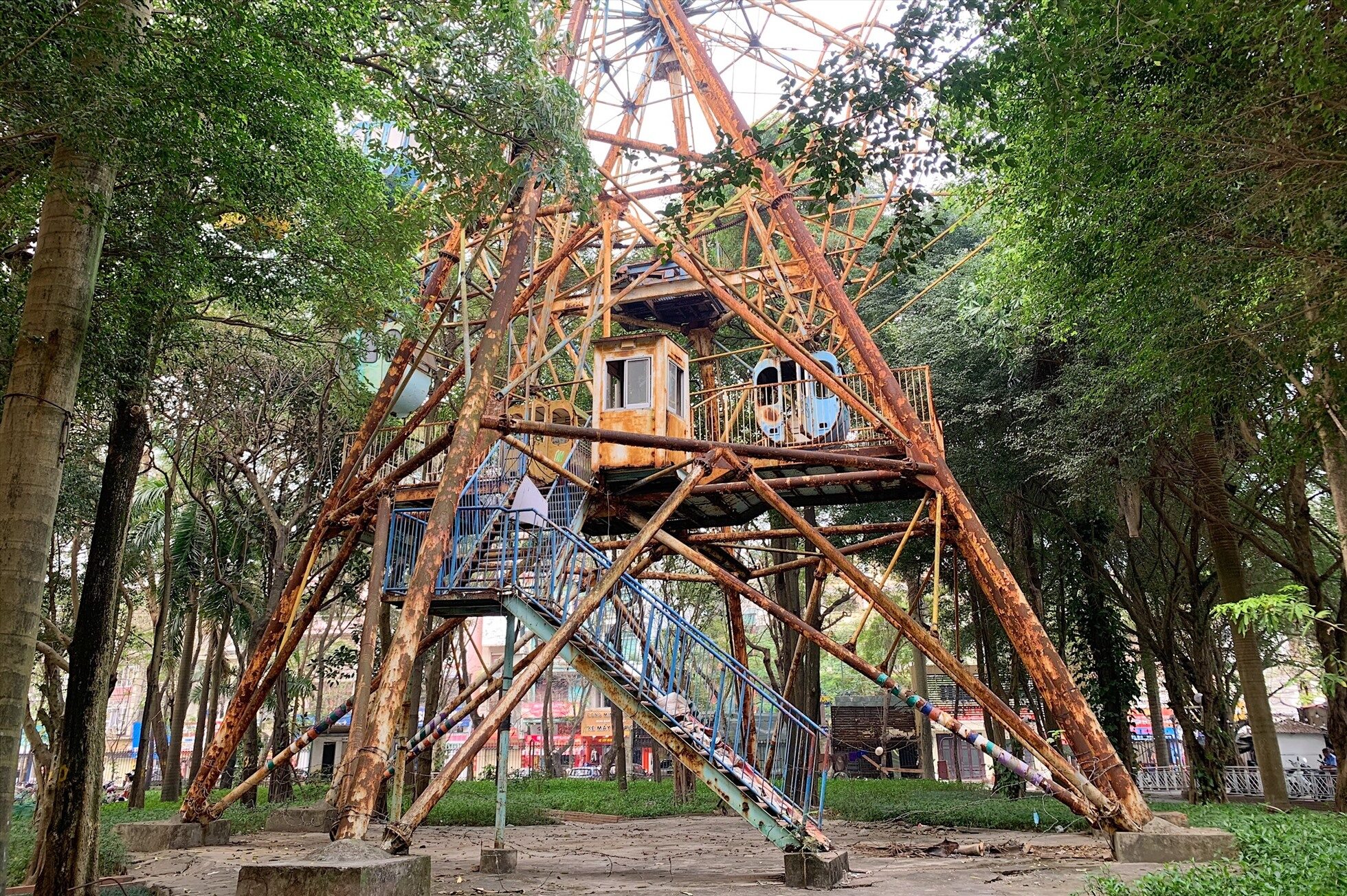 Tiếp tục tháo dỡ 2 công trình vi phạm hàng chục năm trong công viên Tuổi trẻ Thủ đô