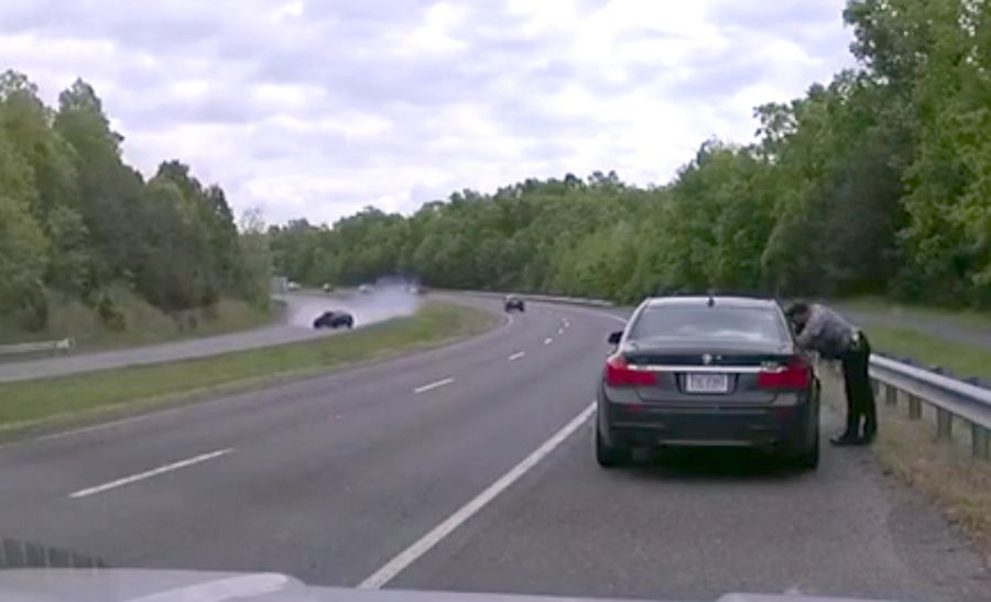 BMW mất lái... "drift" thẳng vào cảnh sát